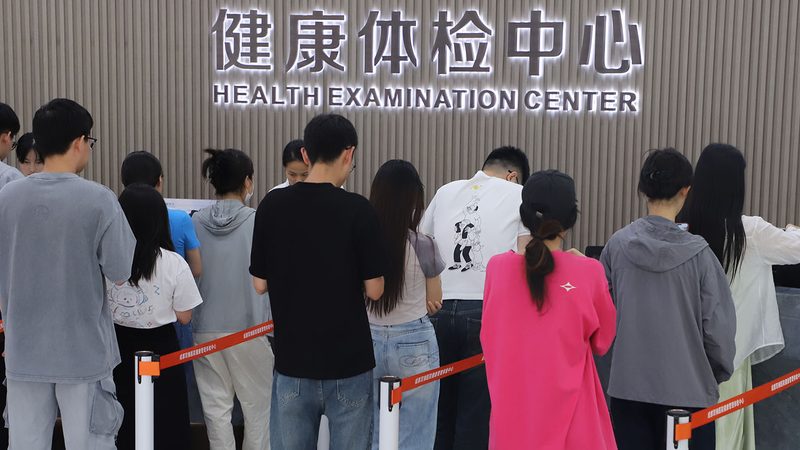 相较于市面上现成的慢病管理系统，定制系统具有以下优势：
